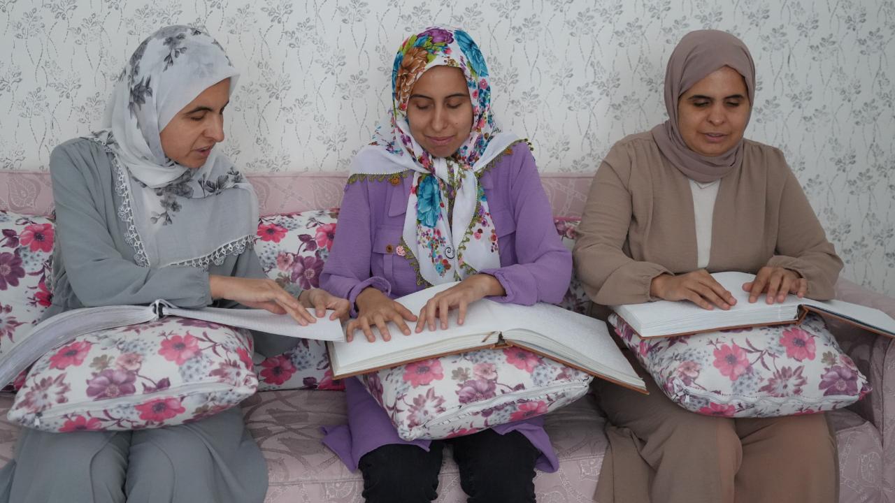 Görme engelli 3 kız kardeş azimle üniversiteyi kazandı!