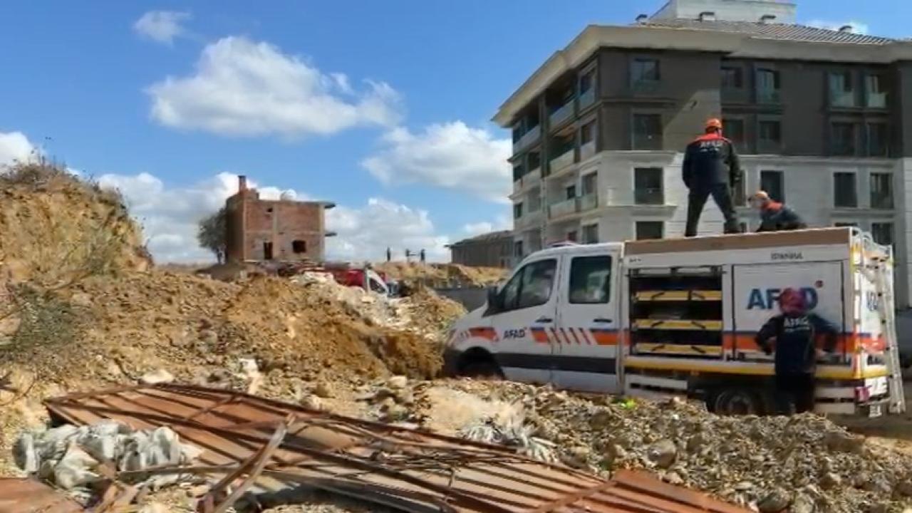 İstinat duvarı çöktü: İşçiler toprak altında kaldı!