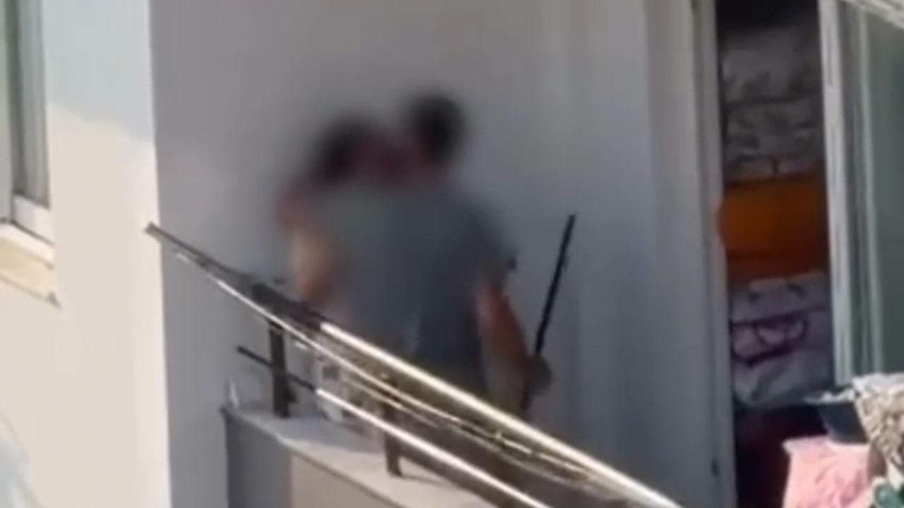 Kadını balkonda sopa ile darp etti!