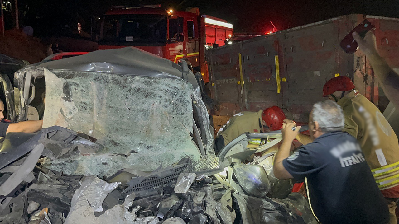 Kamyonet TIR'a arkadan çarptı: Feci kazada ölü ve yaralılar var!