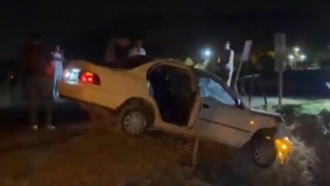 Şanlıurfa’da otomobil köprüde asılı kaldı!