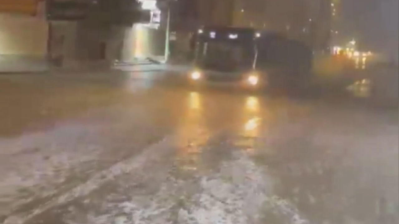Mekke’de sağanak etkili oldu: Kabe’de tavaf durmadı!
