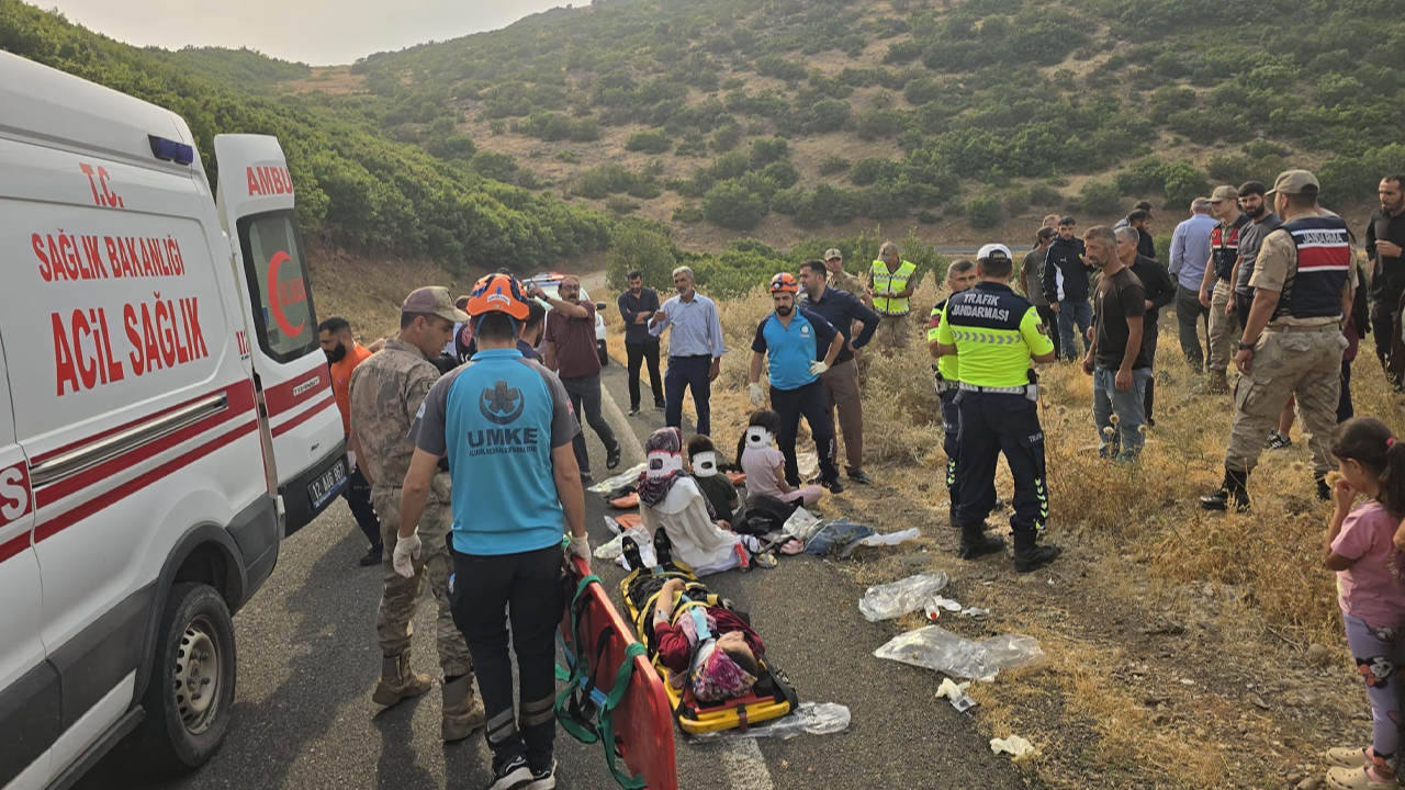 Minibüs şarampole yuvarlandı: Çok sayıda yaralı var!