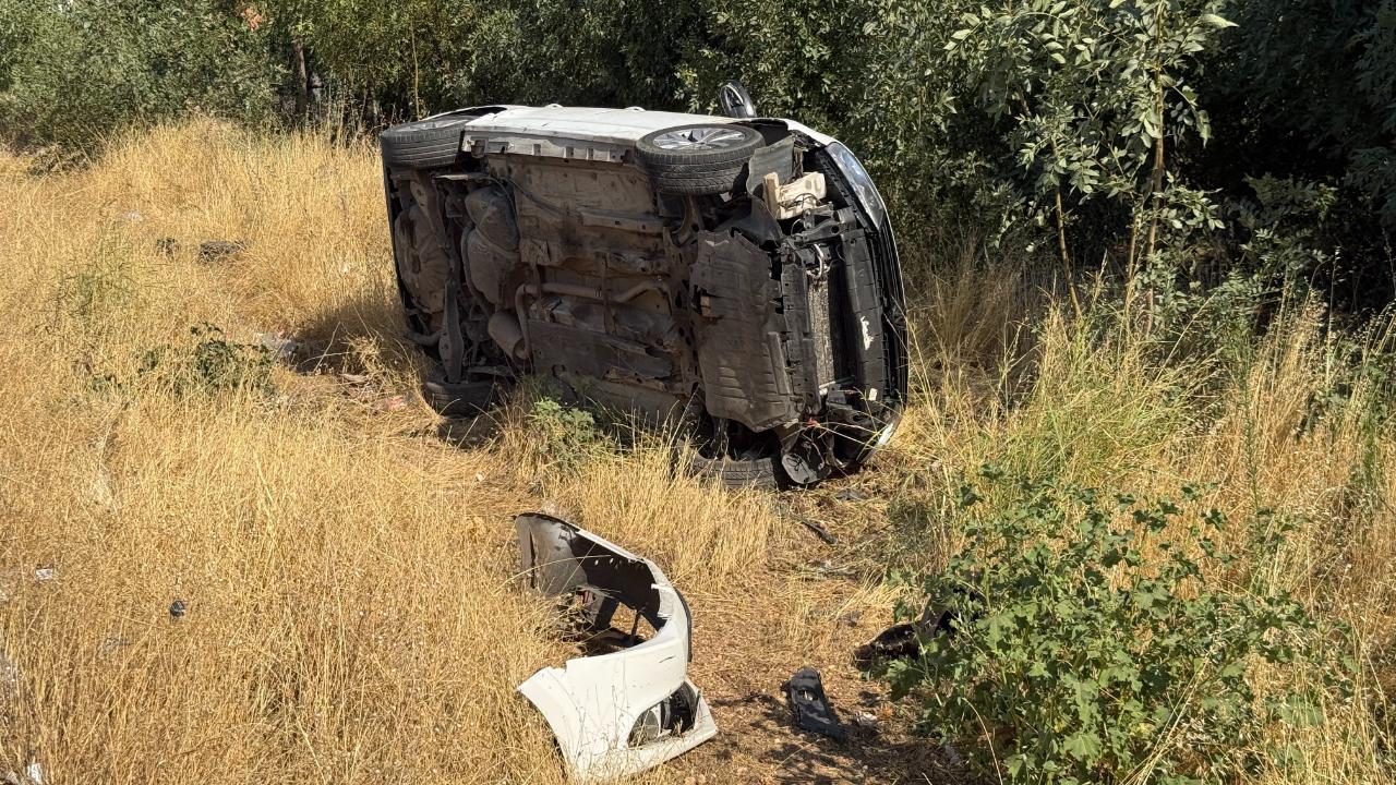 Şanlıurfa-Diyarbakır kara yolunda otomobil devrildi!