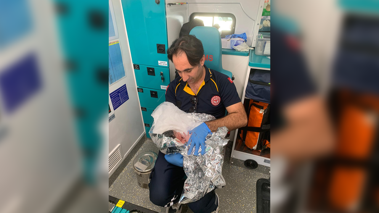 Urfa’da iki bebek ambulanslarda dünyaya geldi!