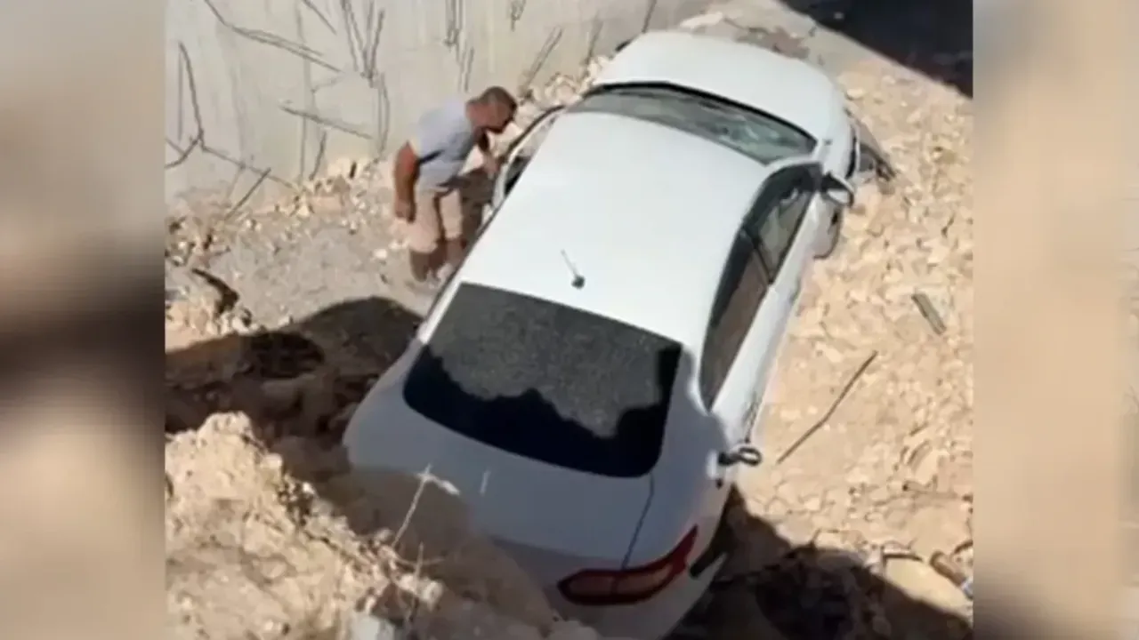 Şanlıurfa’da otomobil inşaat alanına devrildi! Yaralılar var!