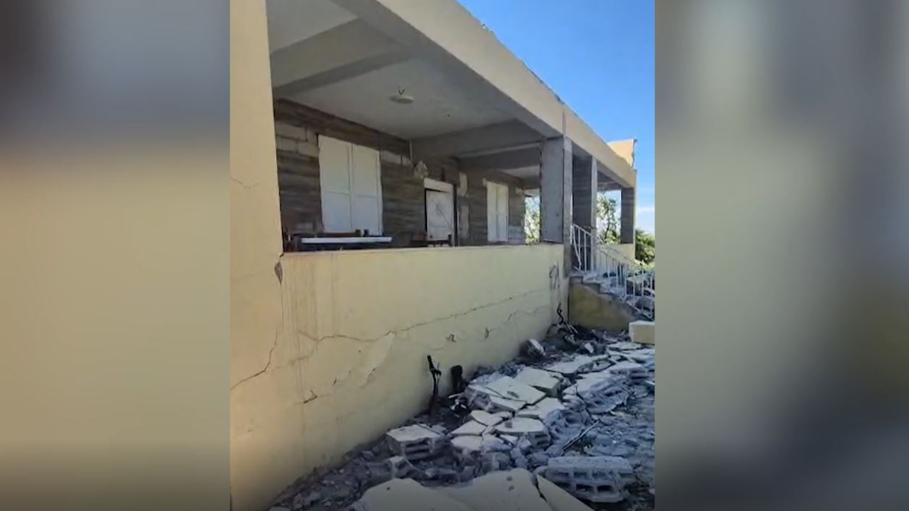 Urfa’da deprem sonrası bir evde hasar oluştu!