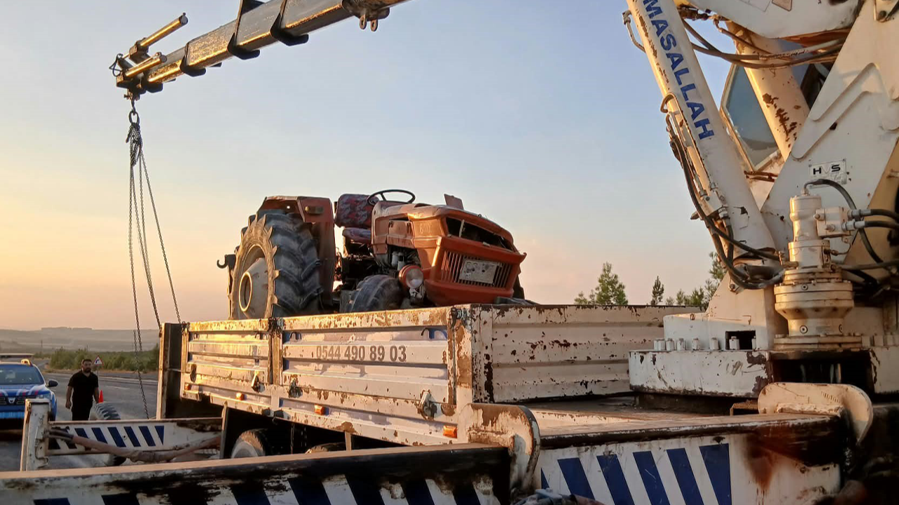 Urfa'da fıstık yüklü traktör devrildi: Yaralı var!