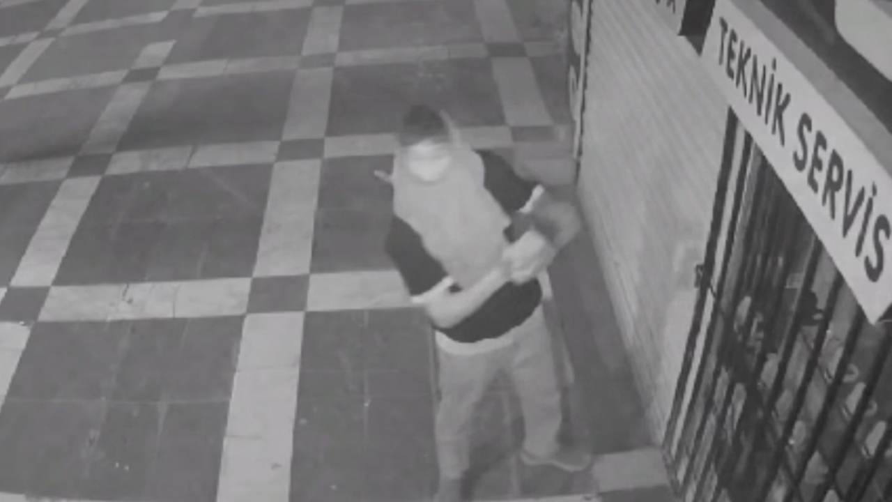 Urfa'da iş yerinin camını kırdılar: Telefon ve tablet çaldılar!