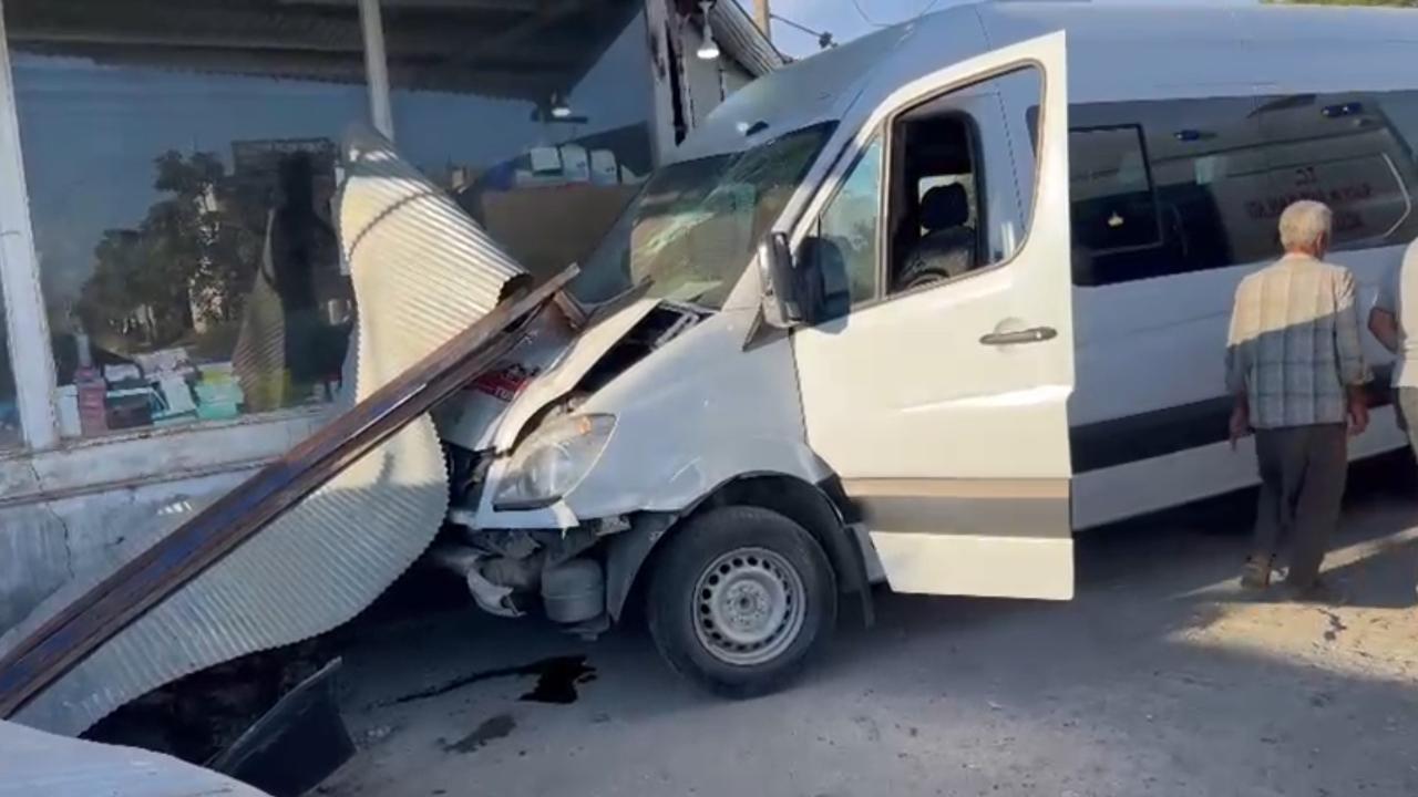Urfa'da işçi servisi dükkana daldı: Çok sayıda yaralı!