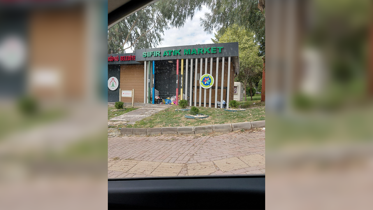 Urfa’da Sıfır Atık Market’in önündeki görüntü dikkat çekti!