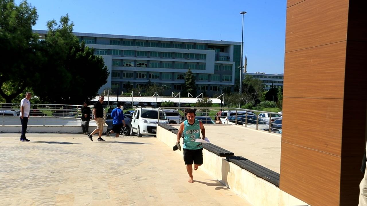 Yalınayak koşarak geldi: Sınavı saniyelerle kaçırdı!