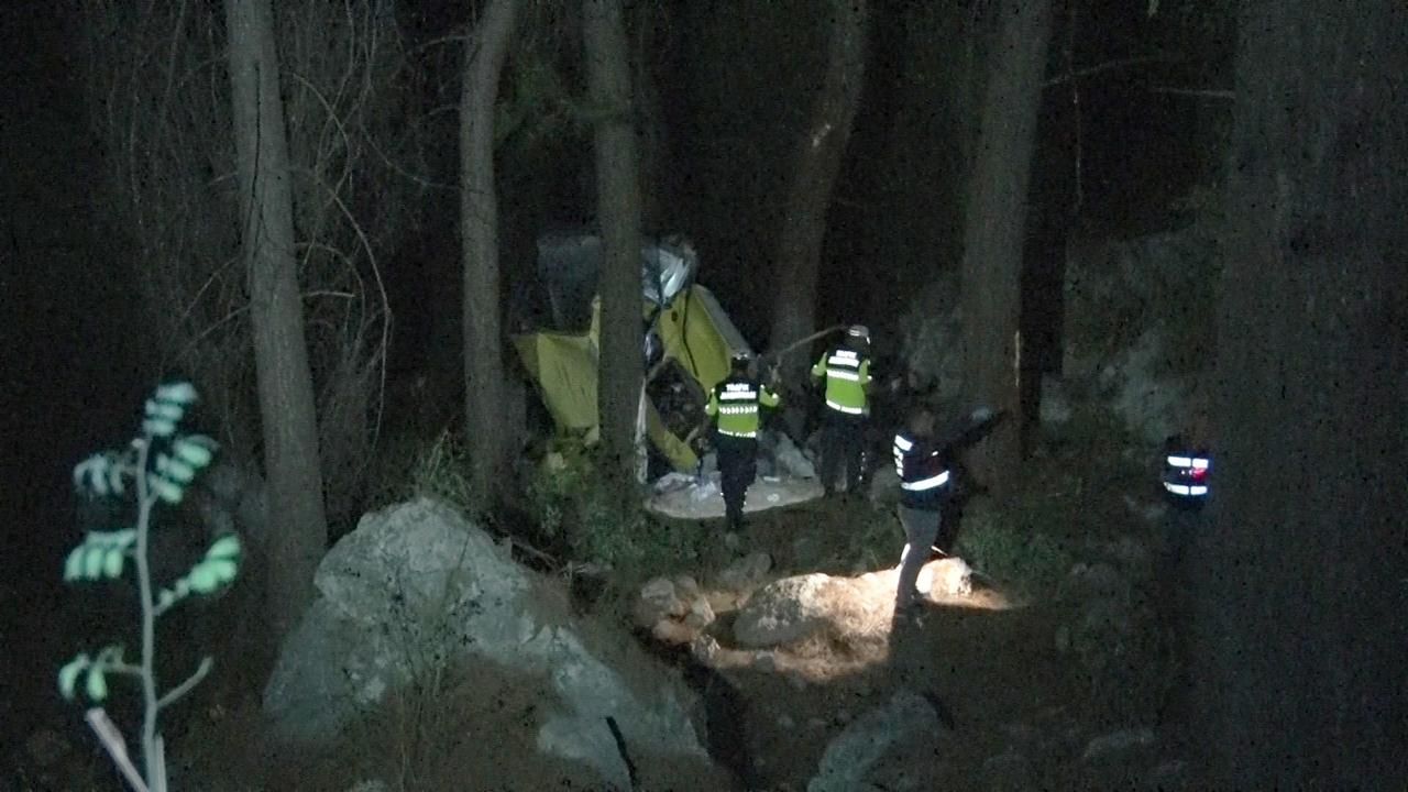 Araç 50 metrelik uçuruma yuvarlandı: 2 ölü, 4 yaralı