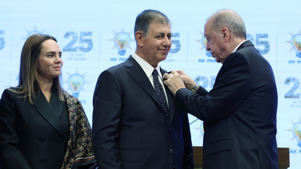 Cemil Tugay AK Parti’ye geçti: Cumhurbaşkanı Erdoğan rozetini taktı