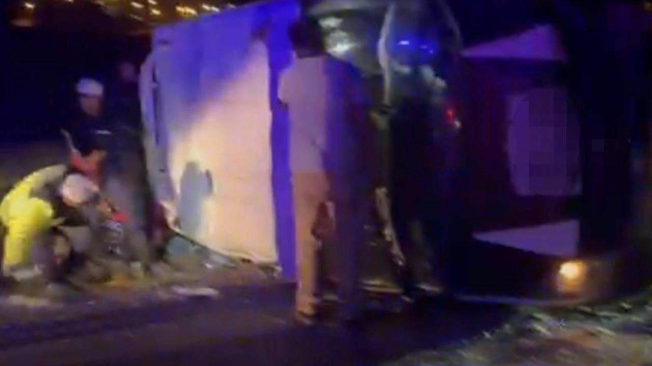 Tarım işçilerini taşıyan minibüs otomobille çarpıştı: Ölü ve çok sayıda yaralı var!