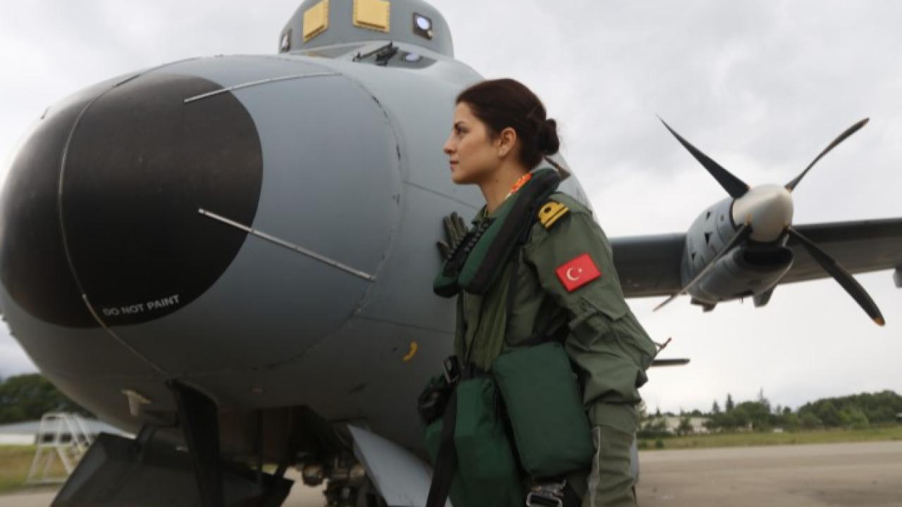 Gökyüzünde bir ilk: Türk Deniz Kuvvetleri’nin ilk kadın uçak pilotu!