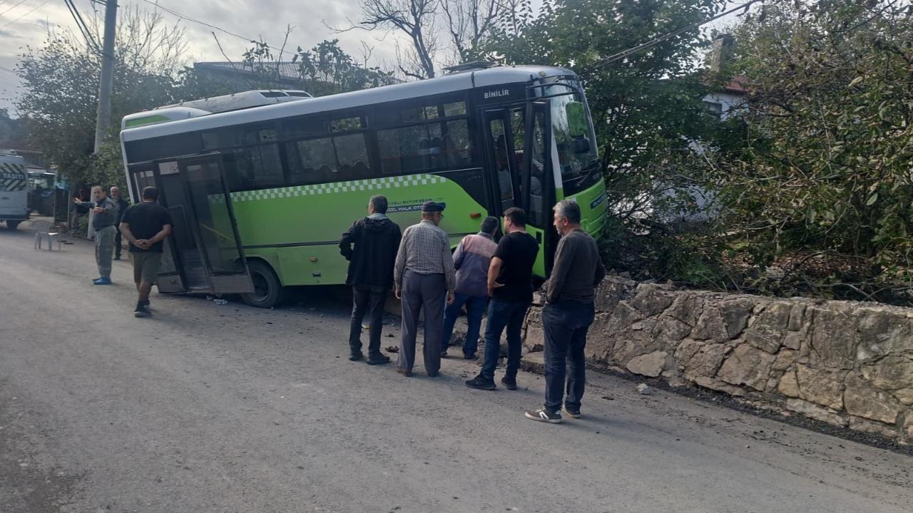 Halk otobüsü duvara çarptı: Çok sayıda yaralı!