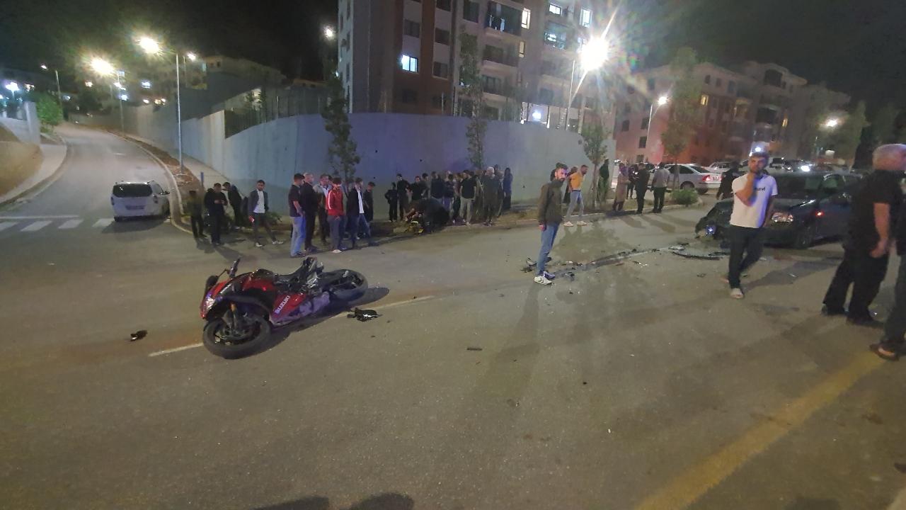 İki otomobil ile motosiklet çarpıştı: Yaralılar var!