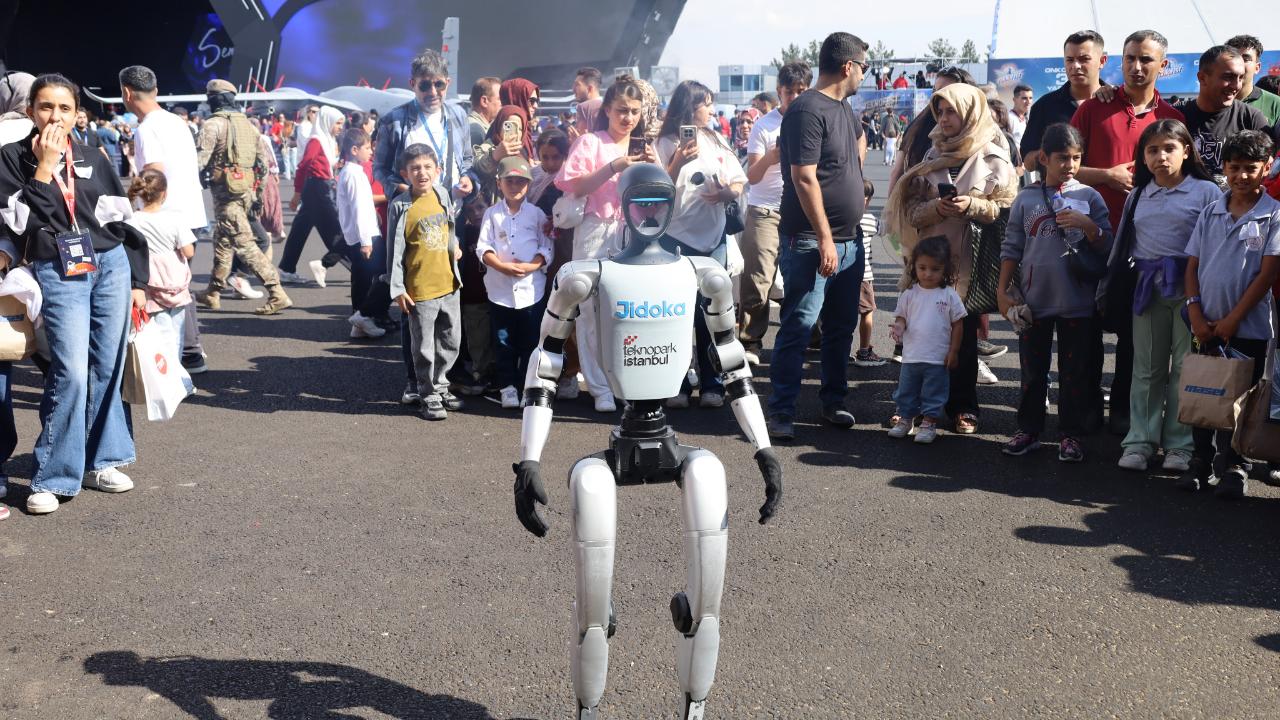 İnsansı robotla halay çektiler