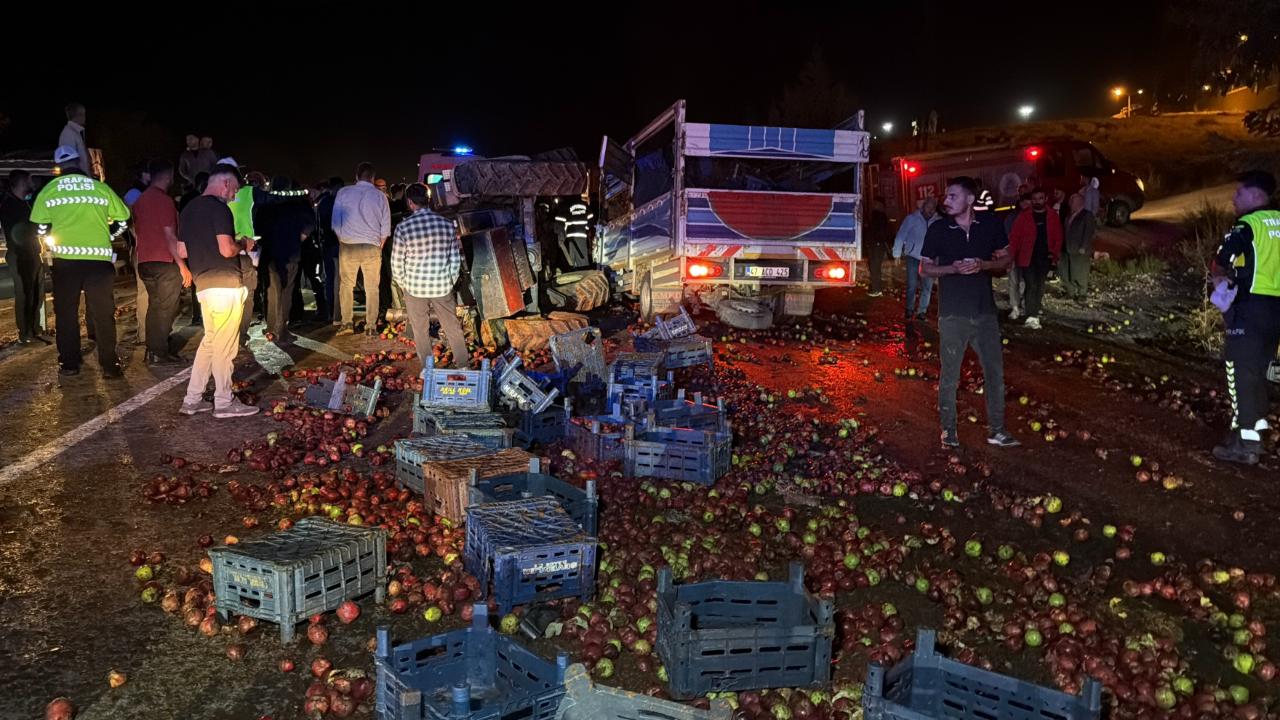 Kamyonet traktöre arkadan çarptı: Ölü ve yaralılar var!