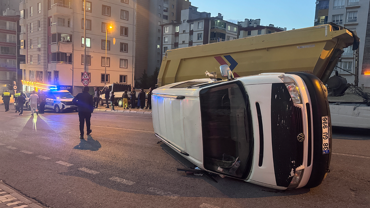 Kaza yapan minibüs park halindeki otomobile çarptı!