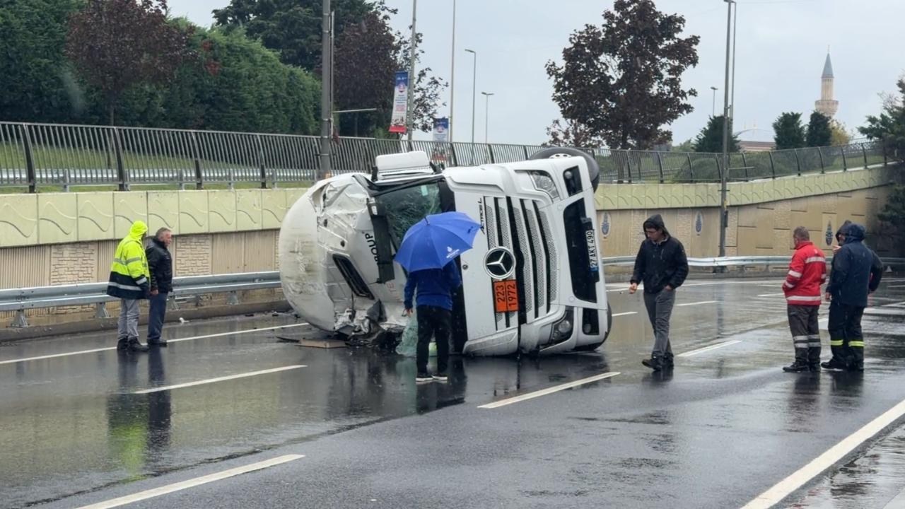 LNG yüklü tanker yan yattı: Yol trafiğe kapatıldı!