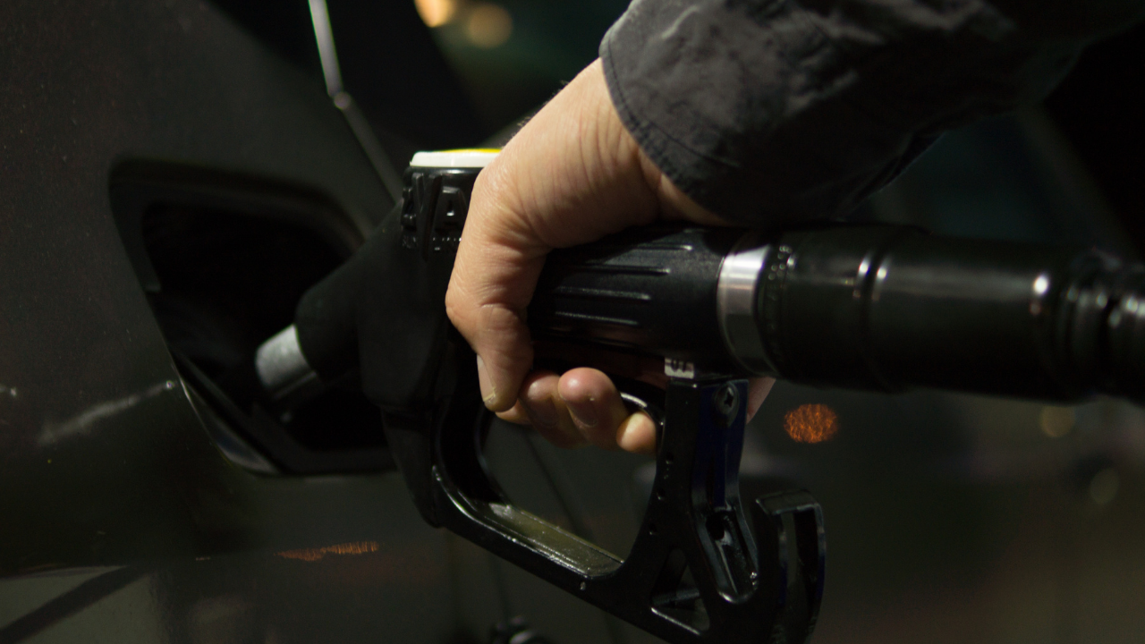 Motorine 6 TL 40 kuruş zam, benzine indirim bekleniyor