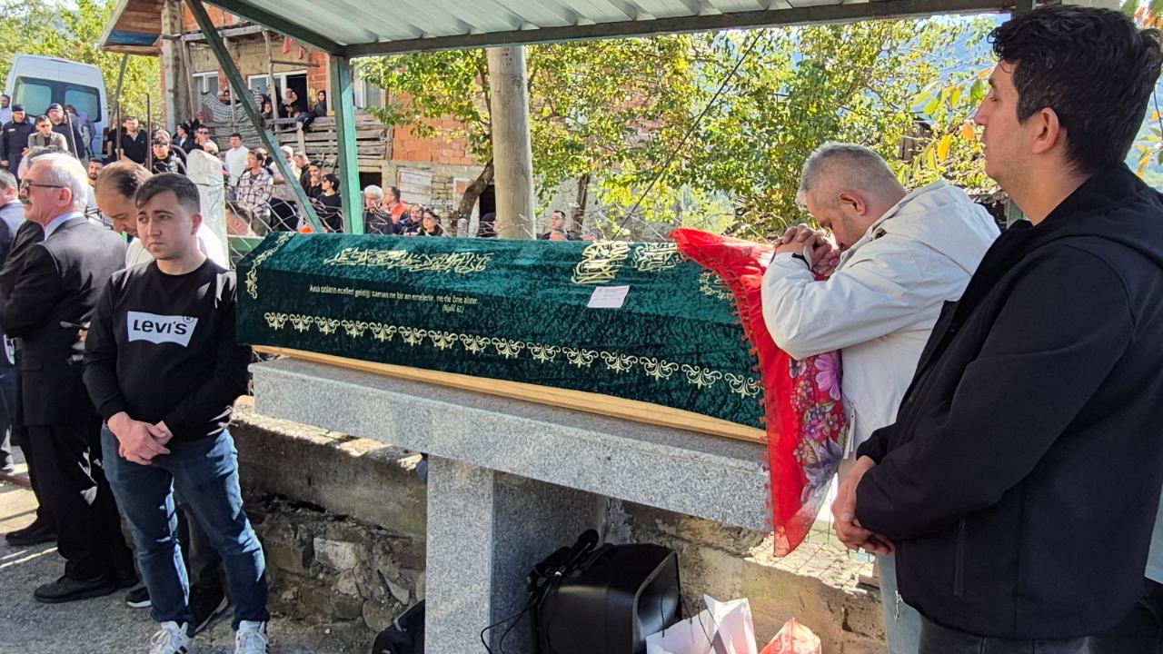 Okul kavgasında hayatını kaybeden öğrenci toprağa verildi!