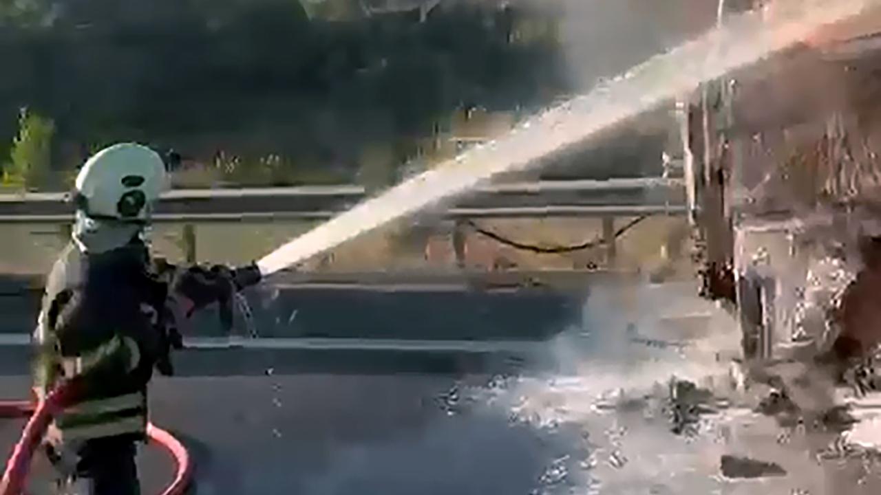 Otoyolda alev alan TIR, kullanılamaz hale geldi!