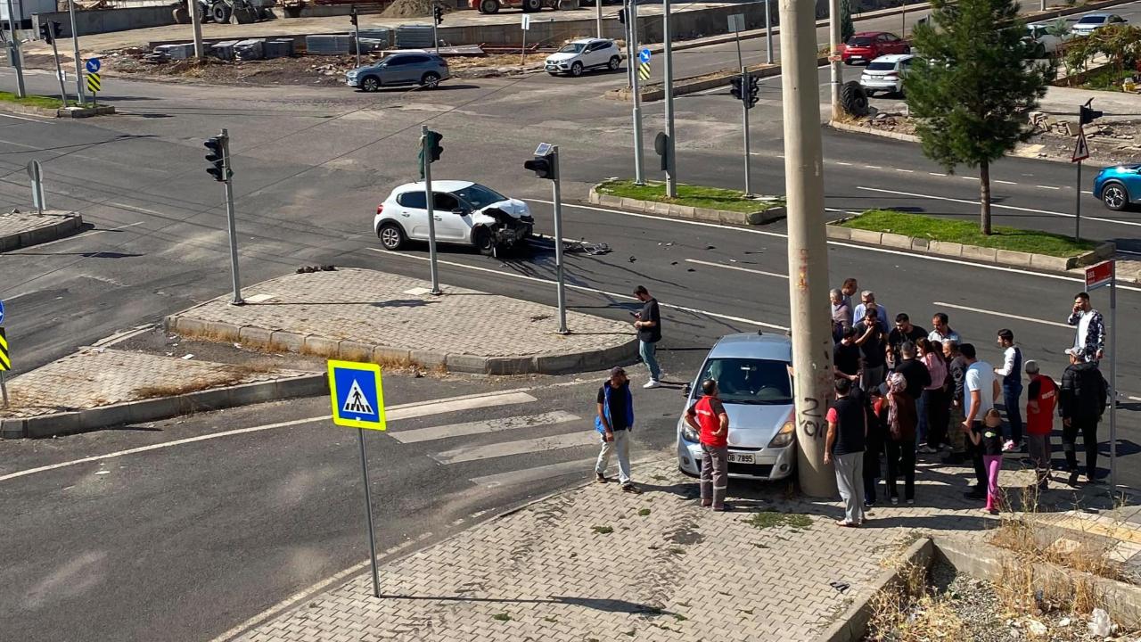 İki araç çarpıştı: Çok sayıda yaralı!