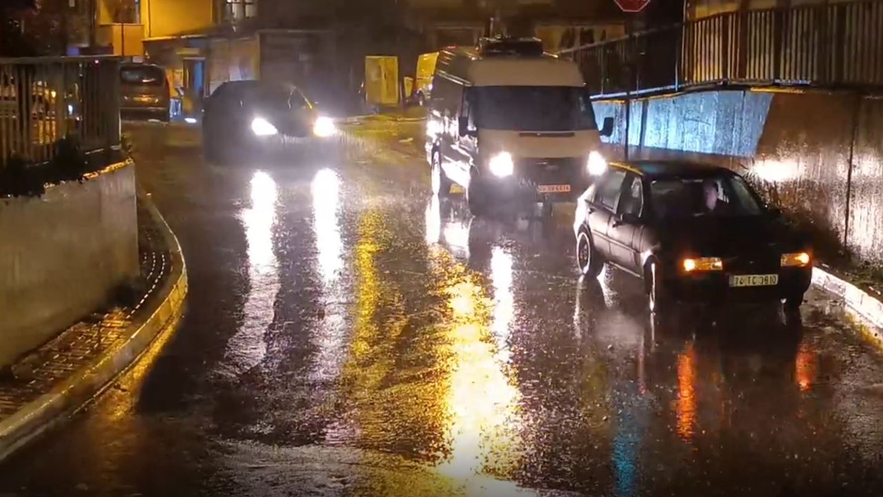 Sağanak yağış sonrası minibüs alt geçitte mahsur kaldı!