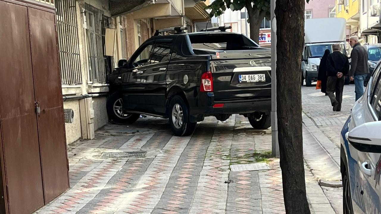 Kaldırıma çıkmak isterken eşini ezdi!