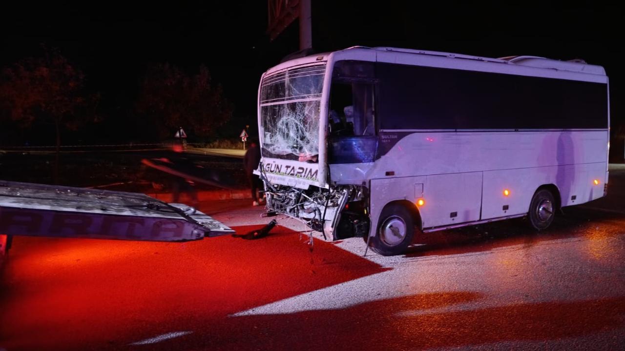 Tarım işçilerini taşıyan midibüs ile TIR çarpıştı: Çok sayıda yaralı!