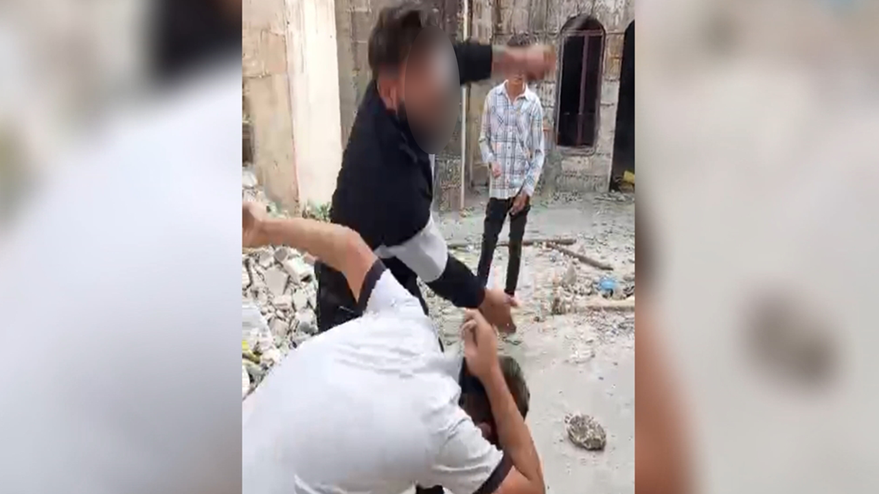 Urfa’da 4 kişiyi metruk eve getirdi: Dakikalarca darbetti!