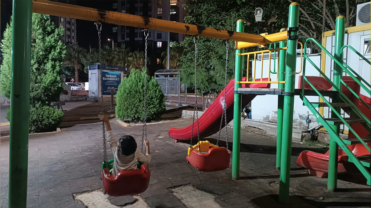 Urfa’da çocuk parkında dikkat çeken güvenlik iddiası!