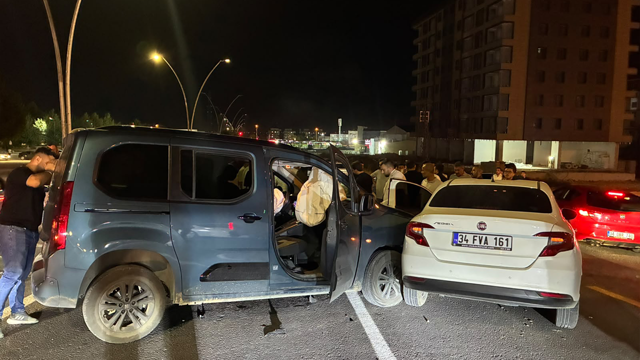 Urfa’da hafif ticari araç otomobile çarptı: Yaralılar var!