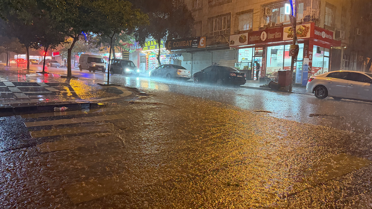 Urfa'da sağanak yağış sele neden oldu: Evleri su bastı!