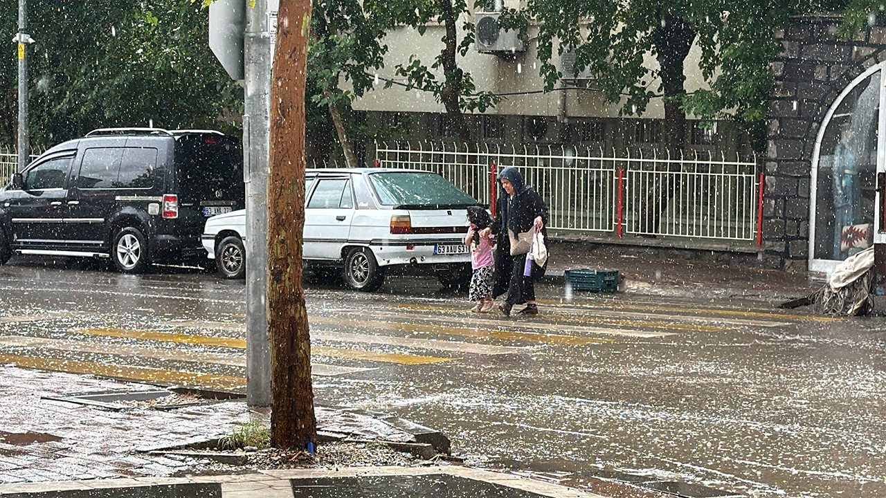 Urfa'da vatandaşlar yağmura hazırlıksız yakalandı!