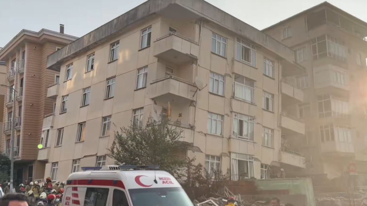 Valilikten açıklama: Çöken binanın enkazından 10 kişi kurtarıldı, 4 kişi aranıyor