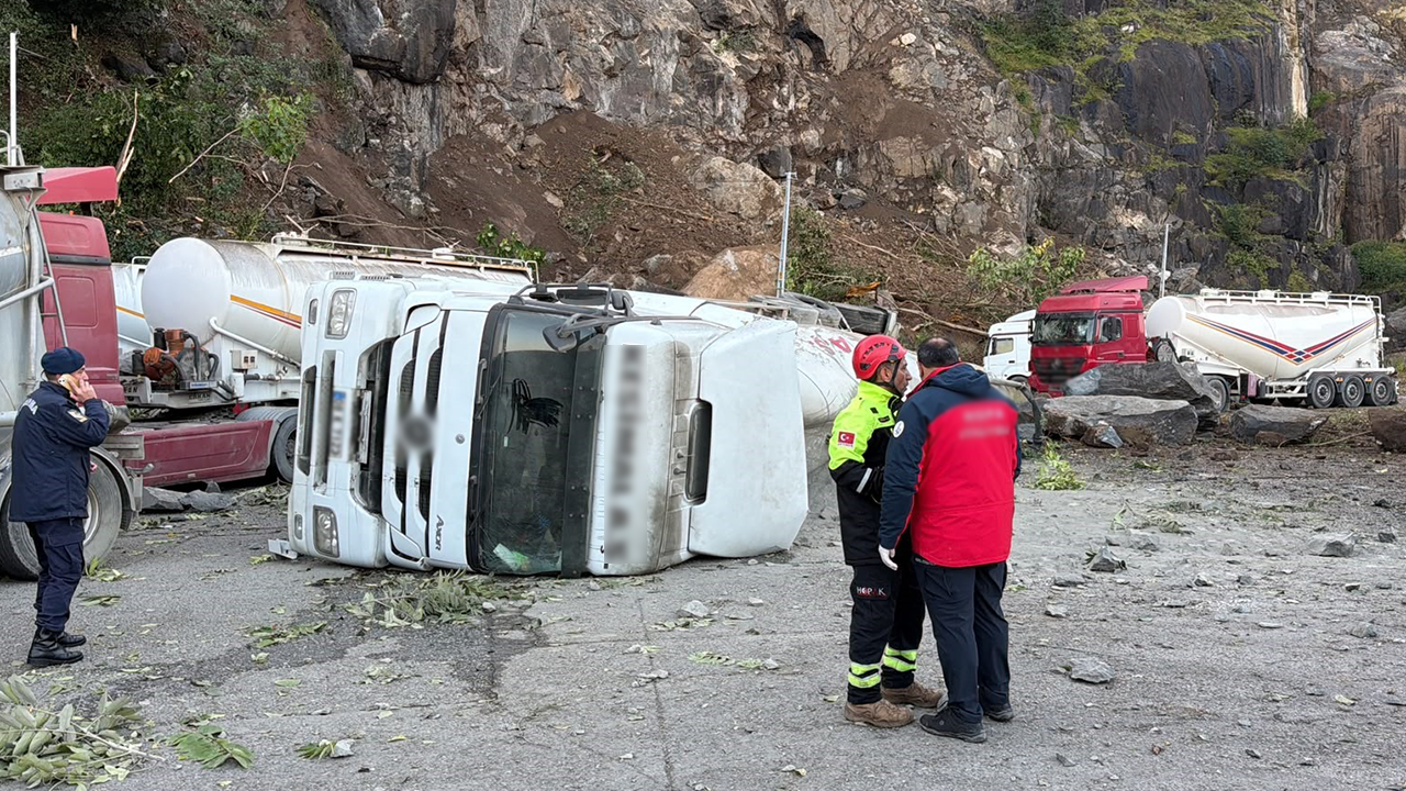 Yamaçtan kopan dev kaya parçaları can aldı!