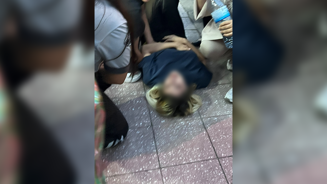 Yolda yürürken kocası tarafından bıçaklandı!
