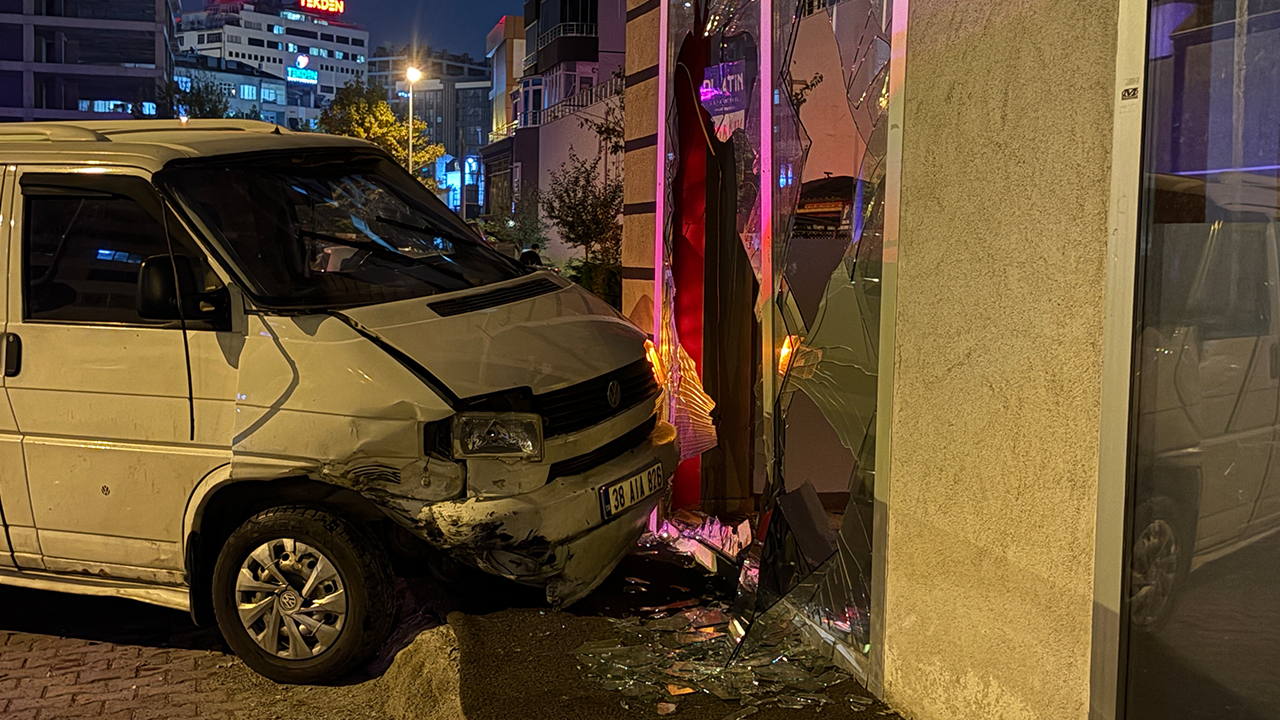 Otomobille çarpışan minibüs dükkana daldı: Yaralılar var!