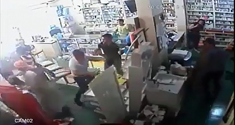 Suriye'liler eczaneyi savaş alanına çevirdiler..