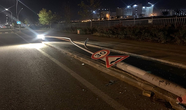 AYDINLATMA DİREĞİNE ÇARPAN ARAÇ KAYIPLARA KARIŞTI