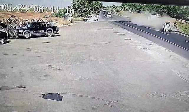 ŞANLIURFA'DA 3 KİŞİNİN YARALANDIĞI KAZA ANI KAMERADA