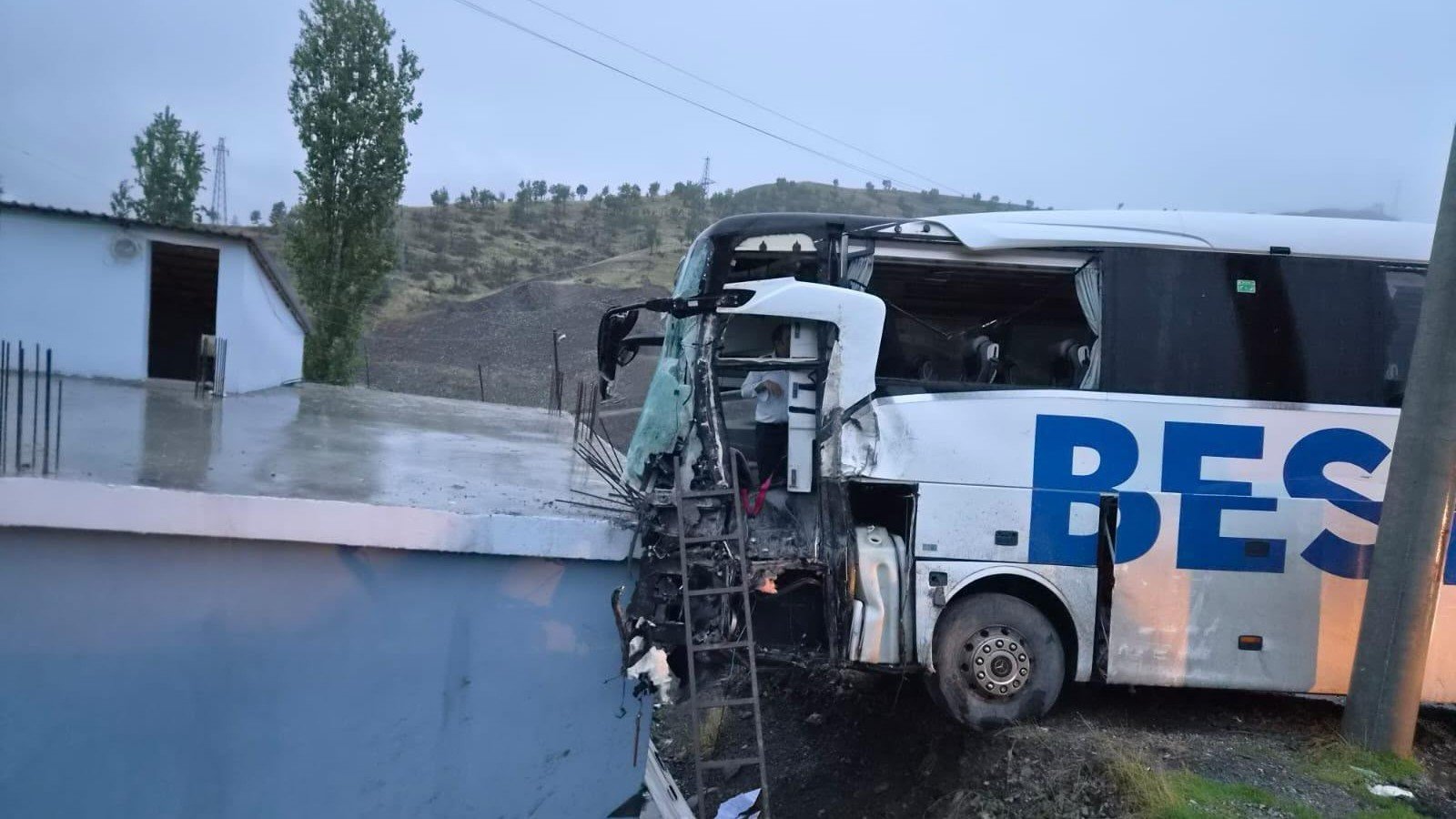 Otobüs ile tır çarpıştı: Ölü ve çok sayıda yaralı var!