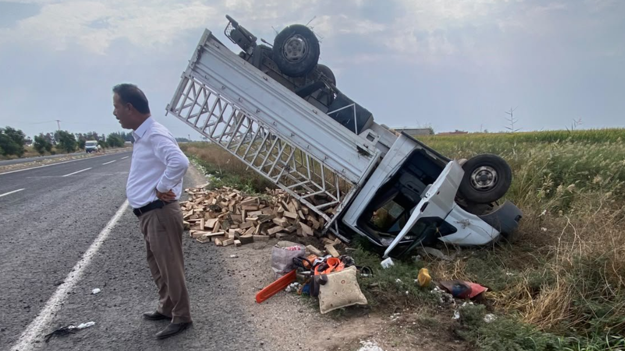 Şanlıurfa’da ters dönen araçtan sağ çıktı