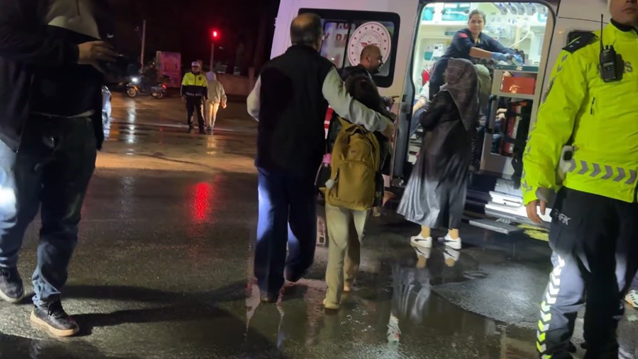 Öğrenci servisi ile otomobil çarpıştı: Çok sayıda yaralı!