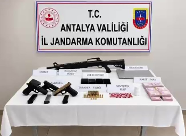 Plakasız motosikletle iş yerine silahlı saldırı