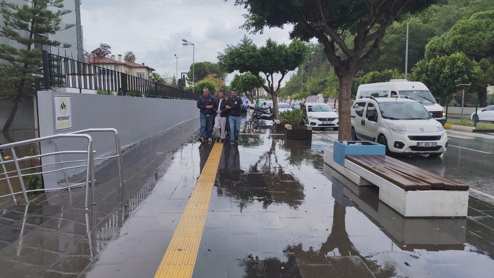 Plakasız motosikletle iş yerine silahlı saldırı